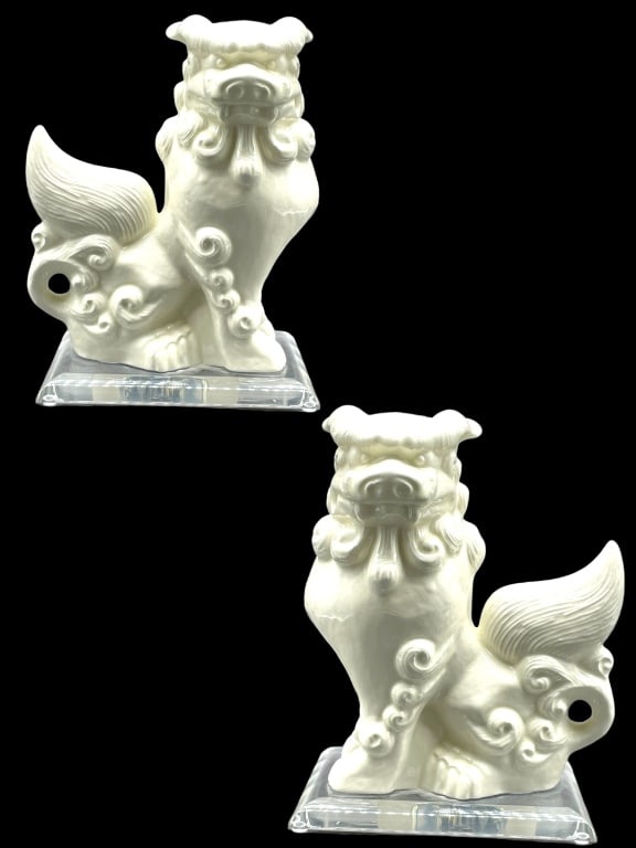 VINTAGE WHITE CERAMIC FOO DOGS LUCITE BASE 10" (1 of 9)