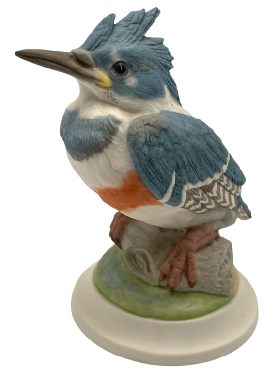 BOEHM PORCELAIN BABY BIRD: FLEDGLING KINGFISHER: BOEHM PORCELAIN BABY BIRD: FLEDGLING KINGFISHER VTG 1950'S MATERIALS: PORCELAIN EXCELLENT PREOWNED CONDITION APPROXIMATE MEASUREMENTS: BASE:4 " DIAMETER HEIGHT: 6.5" TALL WIDTH: 5.75" WIDE MOLD #449 M