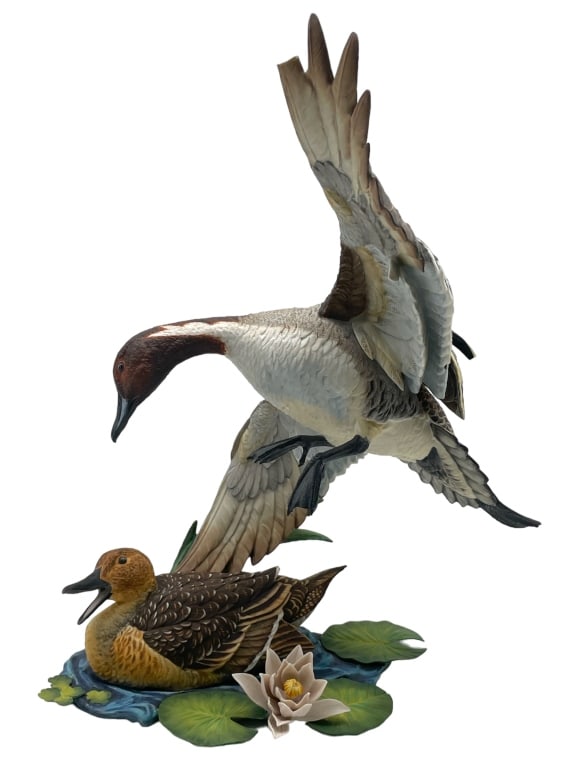 LORENZ HUTSCHENREUTHER PORCELAIN BIRD SAFE AT HOME: LORENZ HUTSCHENREUTHER PORCELAIN BIRD: SAFE AT HOME VINTAGE SIGNED NUMBER 162 OF 350 LIMITED EDITION! EXTREMELY RARE! ARTIST: GUNTHER GRANGET MATERIALS: PORCELAIN PREOWNED CONDITION APPROXIMATE MEASUR