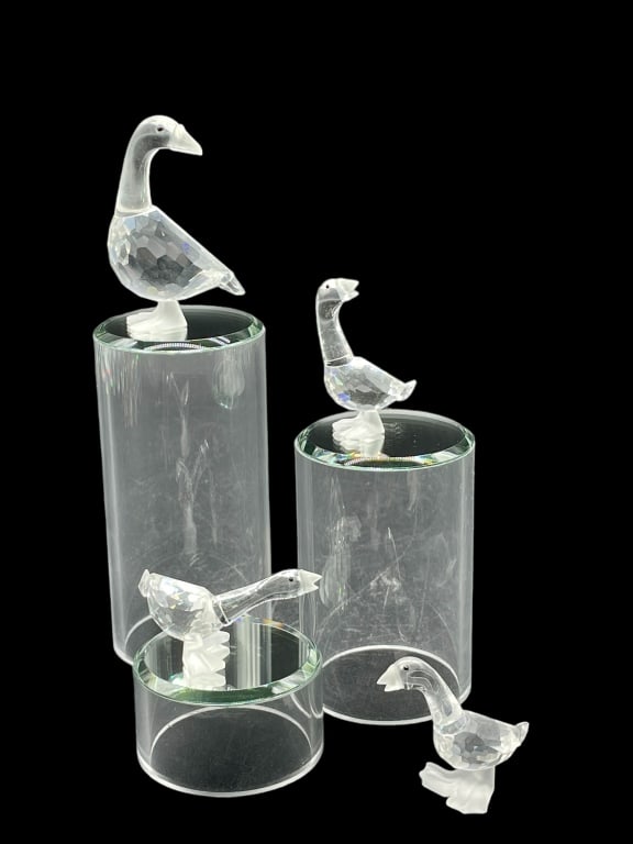SWAROVSKI CRYSTAL FAMILY OF GEESE FIGURINES 4: SWAROVSKI CRYSTAL FAMILY OF GEESE FIGURINES 4 PIECES TOTAL VERY GOOD PRE- OWNED APPROX SIZES: MOTHER GOOSE: 2.75" GOSLINGS EACH: 1.75" MIRRORS OR STANDS ARE NOT INCLUDED WITH THE ITEMS AND ARE PHOTOGR