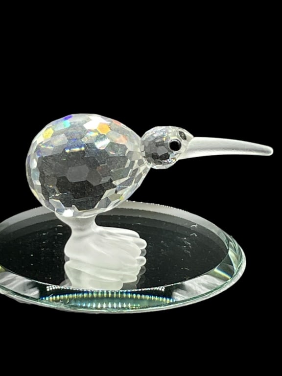 SWAROVSKI CRYSTAL BABY KIWI BIRD SMALL FIGURINE: SWAROVSKI CRYSTAL BABY KIWI BIRD SMALL FIGURINE VERY GOOD PRE-OWNED APPROX SIZE: 11.75" " MIRRORS OR STANDS ARE NOT INCLUDED WITH THE ITEMS AND ARE PHOTOGRAPHY PURPOSES ONLY DM9924 #27 Bidders 
