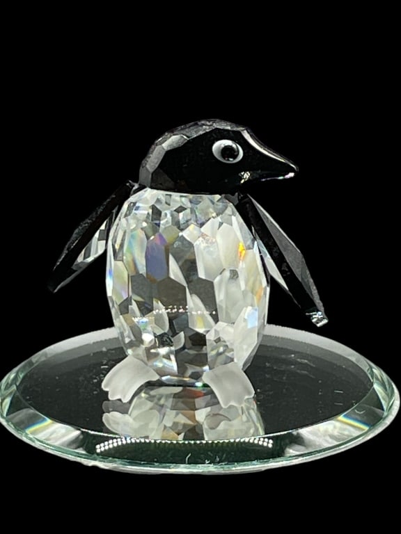 SWAROVSKI CRYSTAL BLACK PENGUIN FIGURINE: SWAROVSKI CRYSTAL BLACK PENGUIN FIGURINE VERY GOOD PRE-OWNED APPROX SIZE: " MIRRORS OR STANDS ARE NOT INCLUDED WITH THE ITEMS AND ARE PHOTOGRAPHY PURPOSES ONLY DM9924 #27 Bidders may pick up th