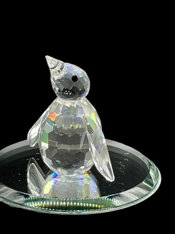 SWAROVSKI CRYSTAL BABY PENGUIN SMALL FIGURINE: SWAROVSKI CRYSTAL BABY PENGUIN SMALL FIGURINE VERY GOOD PRE-OWNED APPROX SIZE: " MIRRORS OR STANDS ARE NOT INCLUDED WITH THE ITEMS AND ARE PHOTOGRAPHY PURPOSES ONLY DM9924 #27 Bidders may pick 