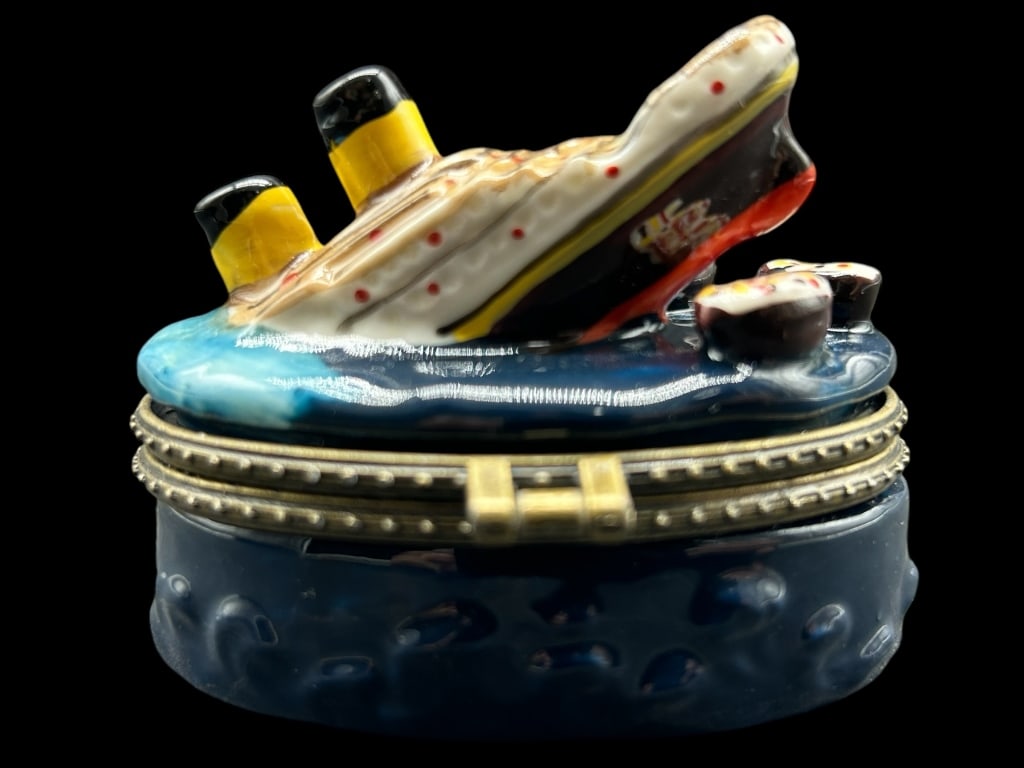 LIMOGES STYLE SINKING TITANIC HINGED TRINKET BOX (1 of 7)