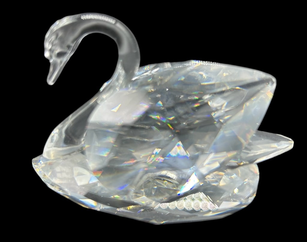 SWAROVSKI CRYSTAL SWAN FIGURINE: COLLECTABLE SWAROVSKI CRYSTAL SWAN FIGURINE 3" L x 2.5 H APPROX VERY GOOD PREOWNED CONDITION KK 9/11 #28 Bidders may pick up their items from the auction-house or have their items shipped. Some