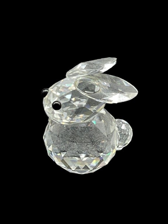 SWAROVSKI CRYSTAL SM RABBIT FIGURINE: SWAROVSKI CRYSTAL SM RABBIT FIGURINE VERY GOOD PRE-OWNED APPROX MEASUREMENTS: LENGTH: 1.75" DM91124 Bidders may pick up their items from the auction-house or have their items shipped. Some item