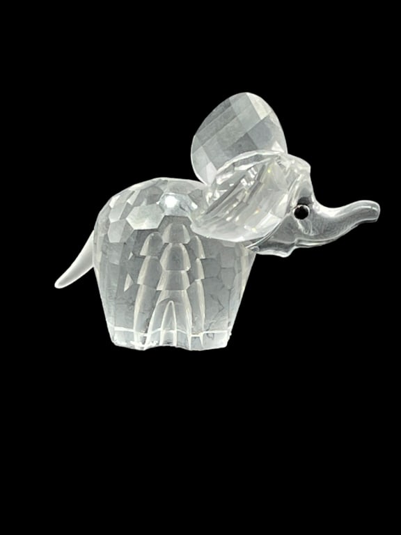 SWAROVSKI CRYSTAL SM ELEPHANT FIGURINE: SWAROVSKI CRYSTAL SM ELEPHANT FIGURINE VERY GOOD PRE-OWNED APPROX MEASUREMENTS: LENGTH: 1.75" DM91124 Bidders may pick up their items from the auction-house or have their items shipped. Some it