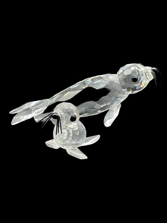 SWAROVSKI CRYSTAL FAMILY SEAL & BABY FIGURINES: SWAROVSKI CRYSTAL FAMILY SEAL & BABY FIGURINES VERY GOOD PRE-OWNED APPROX MEASUREMENTS: LARGE SEAL LENGTH: 3.75" BABY LENGTH: 1.75" DM91124 Bidders may pick up their items from the auction-hous