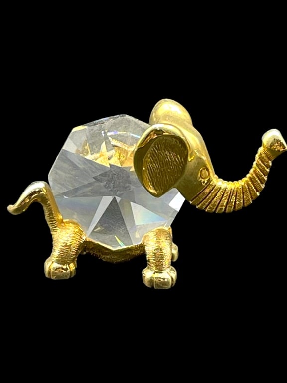 SWAROVSKI CRYSTAL GOLD ELEPHANT FIGURINE 46g: SWAROVSKI CRYSTAL GOLD ELEPHANT FIGURINE 46g VERY GOOD PRE-OWNED APPROX MEASUREMENTS: LENGTH: 2.5" HEIGHT: 1.25" WEIGHT: 44g DM91124 Bidders may pick up their items from the auction-house or ha