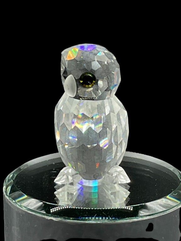 SWAROVSKI CRYSTAL SM OWL FIGURINE: SWAROVSKI CRYSTAL SM OWL FIGURINE VERY GOOD PREOWNED APPROX MEASUREMENT: 1.75" DM9924 #27