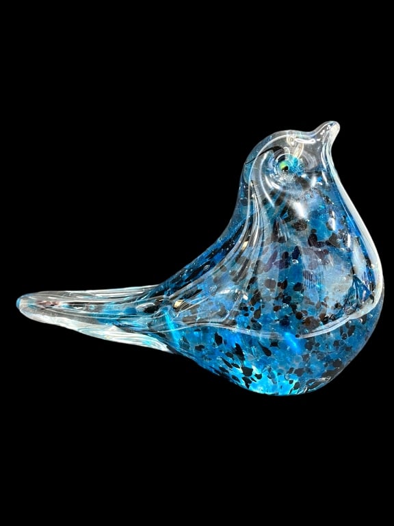BLUE CRYSTAL BIRD STATUE 8" X 4.5": BLUE CRYSTAL BIRD STATUE APPROX MEASUREMENTS: LENGTH: 8" HEIGHT: 4.5" WIDTH 4" GOOD PRE-OWNED CONDITION SLIGHT CHIP ON BOTTOM SEE PHOTO DM91224 #27