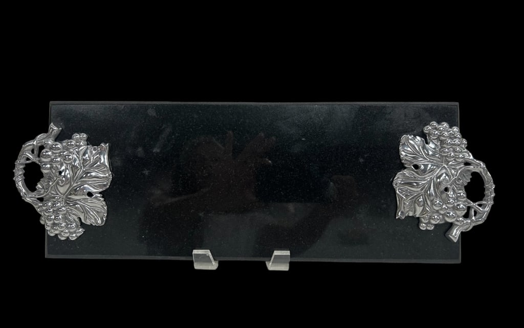 ARTHUR COURT BLACK MARBLE CHARCUTERIE BOARD: ARTHUR COURT BLACK MARBLE CHARCUTERIE BOARD 15" L x 5" W APPROX VERY GOOD PREOWNED CONDITION KK 9/13 #28 Bidders may pick up their items from the auction-house or have their items shipped. Some