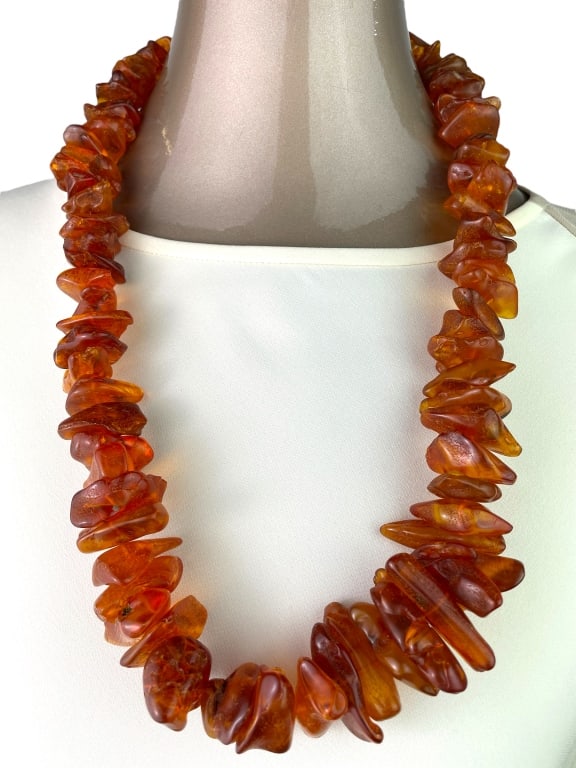 AMBER NECKLACE ASCENDING DROP 14": AMBER NECKLACE ASCENDING DROP 14" VERY GOOD PRE-OWNED LENGTH: 14" DM91624 Please note that due to limited storage space, all items must be picked up within 14 days of the auction's conclusion or they 