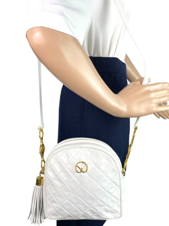 ST JOHN SHOULDER BAG WHITE QUILLED SMALL 9" X 8": ST JOHN SHOULDER BAG WHITE QUILLED SMALL VERY GOOD PRE-OWNED LEATHER APPROX MEASUREMENTS: W 8" X H 9" X D 3.5" STRAP DROP: 20" DM91724 Please note that due to limited storage space, all items must be