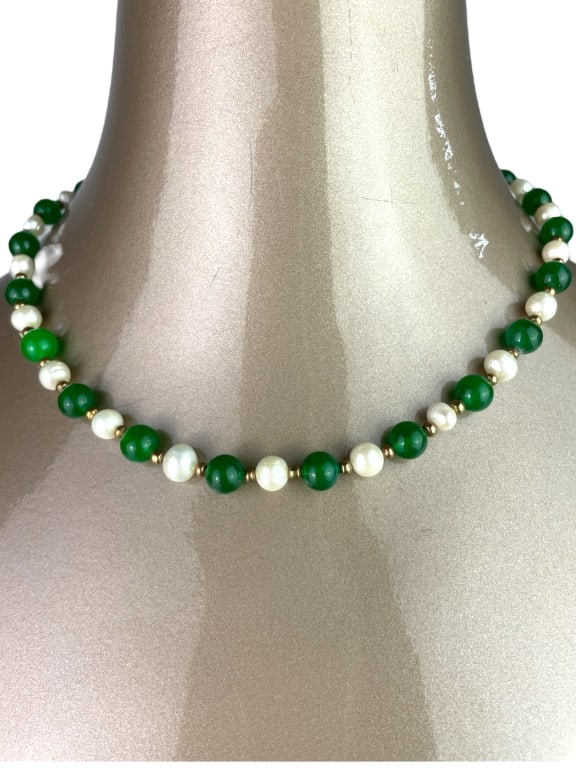 VTG AGATE PEARL NECKLACE WITH GOLD SPACERS 15": VTG AGATE PEARL NECKLACE WITH GOLD SPACERS 15" VERY GOOD PRE-OWNED LENGTH: 15" DM91724 Please note that due to limited storage space, all items must be picked up within 14 days of the auction's conclu