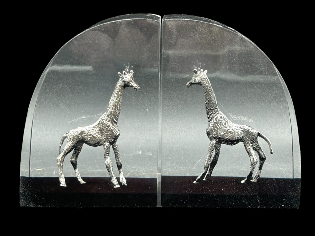 PAIR OF CLEAR GREY GIRAFFE LUCITE BOOKENDS: PAIR OF CLEAR GREY GIRAFE LUCITE BOOKENDS SEE PHOTO FOR MEASUREMENTS VERY GOOD PREOWNED CONDITION KK 917 #14 Please note that due to limited storage space, all items must be picked up within 14 days o