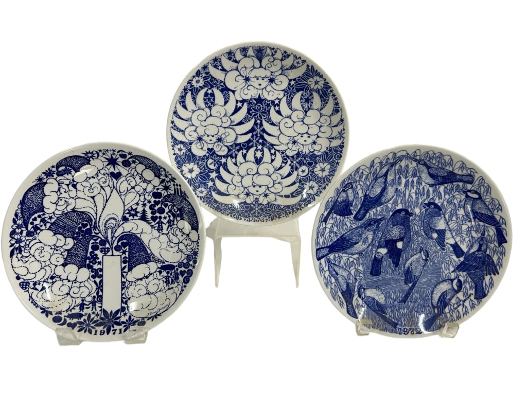 GUSTAVSBERG SWEDISH CHRISTMAS PLATE SET 1971-73: PORCELAIN GUSTAVSBERG SWEDISH CHRISTMAS PLATE SET DESIGNED BY SVEN JONSON STIG LINDBER 1971, 1972, 1973 8.5" DIAMETER VERY GOOD PREOWNED CONDITION KK 817#14 Please note that due to limited storage spa
