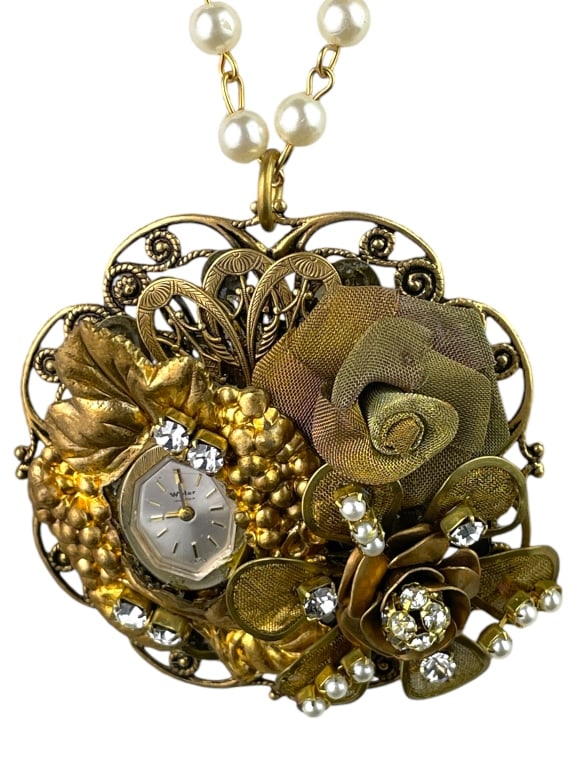 NWT LENORA DAME ANTIQUE GOLD PEARL NECKLACE $185: NWT LENORA DAME ANTIQUE GOLD PEARL WITH WATCH FACE IN PENDANT NECKLACE 18" NEW WITH TAGS $165 LENGTH: 18" DM91724 Please note that due to limited storage space, all items must be picked up within 14 d