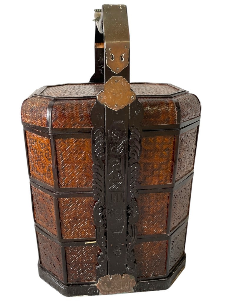 ANTIQUE CHINESE RATTAN 3 TIER WEDDING BASKET: ANTIQUE CHINESE RATTAN 3 TIER WEDDING BASKET -MEASURES -GOOD PRE OWNED CONDITION LIGHT WEAR WITH AGE AND USE -DP91924 Please note that due to limited storage space, all items must be picked up within