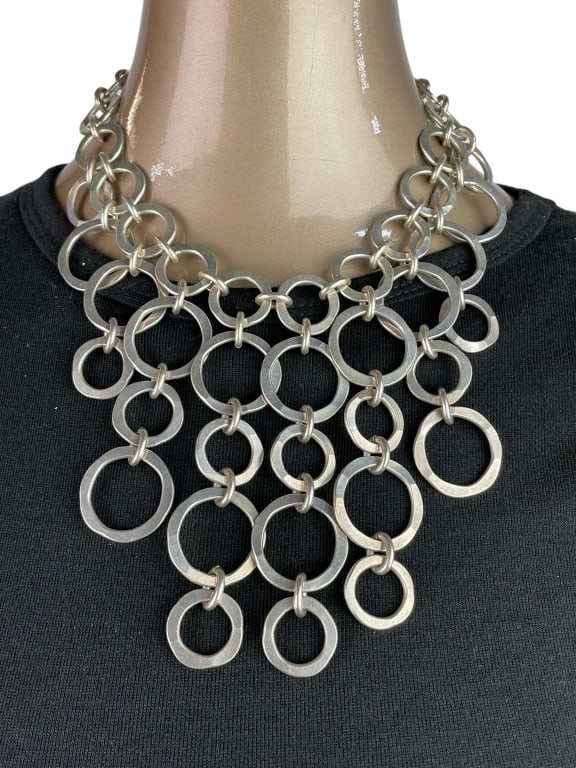SILVER CIRCLE DANGLE NECKLACE CHOKER VINTAGE 15": SILVER CIRCLE DANGLE NECKLACE CHOKER VINTAGE 15" VERY GOOD PRE-OWNED LENGTH: 15" DM91824