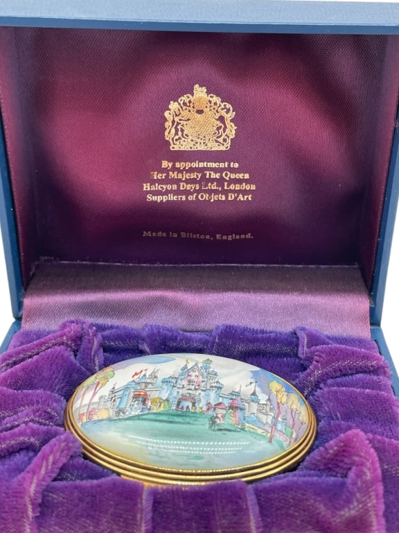 HALCYON DAYS TRINKET BOX DISNEYLAND QUEEN ENGLAND (1 of 5)