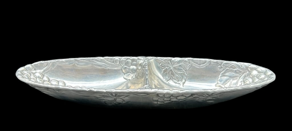 ARTHUR COURT GRAPE LEAF DIVIDED TRAY 15.5": ARTHUR COURT GRAPE LEAF DIVIDED TRAY 15.5" L APPROX VERY GOOD PREOWNED CONDITION KK 923 #12