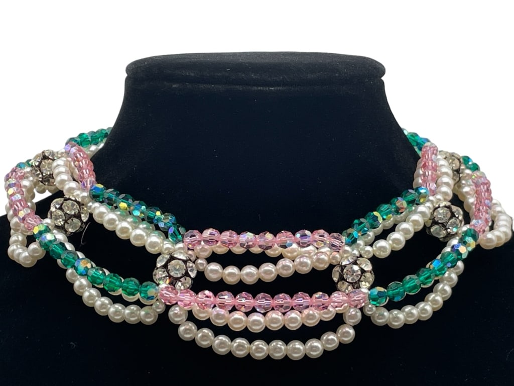 PEARL PINK & GREEN SCALLOPED CHOKER NECKLACE 15": PEARL PINK & GREEN SCALLOPED CHOKER NECKLACE 15" VERY GOOD PRE-OWNED'' SIZE: 15-16" DM92324