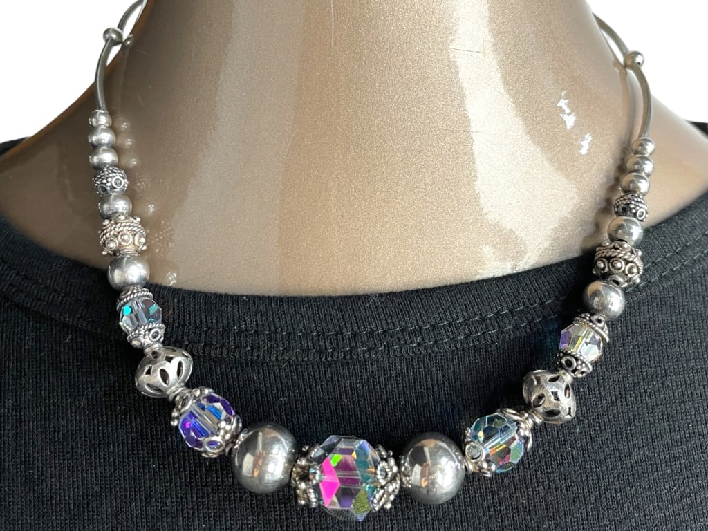 RAINBOW CRYSTAL STERLING SILVER NECKLACE VINTAGE: RAINBOW CRYSTAL STERLING SILVER NECKLACE VINTAGE VERY GOOD PRE OWNED SIZE: 17" DM92324