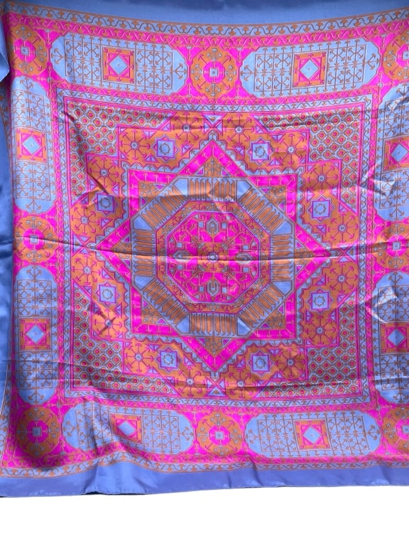 HERMES SILK SCARF PARIS 35" X 35": HERMES SILK SCARF PARIS -VERY GOOD PRE OWNED -SIZE 35" X 35" -DM92524. Please note that due to limited storage space, all items must be picked up within 14 days of the auction's conclusion or they wil