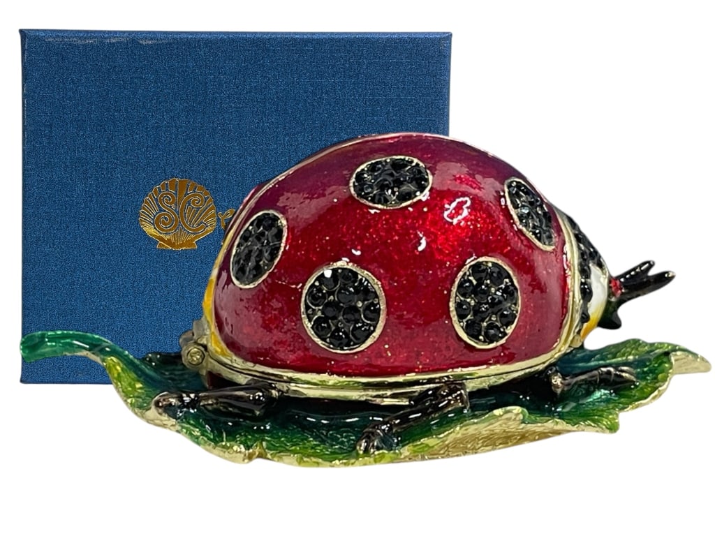 JAY STRONGWATER STYLE LADYBUG TRINKET BOX NWB: JAY STRONGWATER STYLE LADYBUG TRINKET BOX NWB -3" APPROX -NEW WITH BOX Bidders may pick up their items from the auction-house or have their items shipped. Some items qualify for in-house shippi