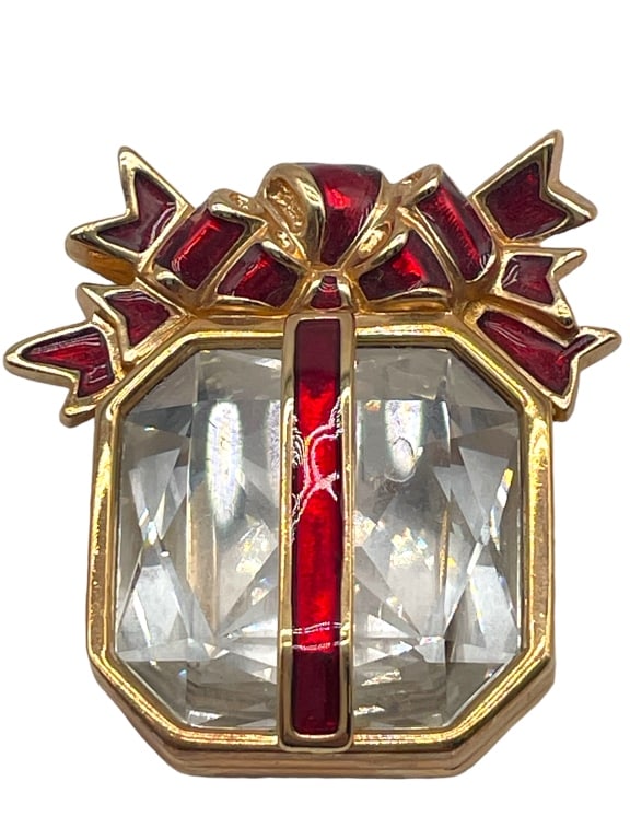 SWAROVSKI CRYSTAL GIFT BROOCH CHRISTMAS PRESENT: SWAROVSKI CRYSTAL GIFT BROOCH CHRISTMAS PRESENT PIN -VERY GOOD PRE OWNED -SIZE 1" X 1.5" -DM92524 Bidders may pick up their items from the auction-house or have their items shipped. Some items 
