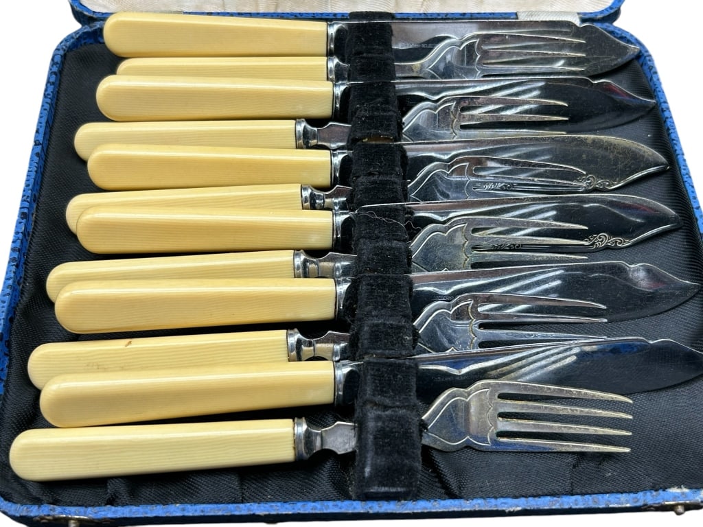 ART DECO ENGLISH FISH CUTLERY W BAKELITE HANDLES (1 of 4)