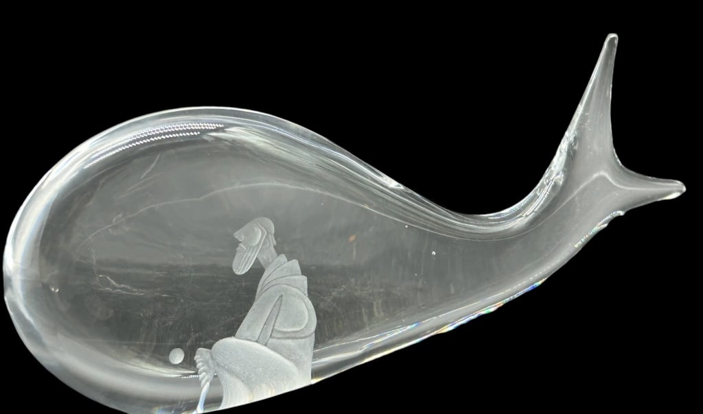 KOSTA BODA JONAH & THE WHALE CRYSTAL PAPERWEIGHT: KOSTA BODA JONAH & THE WHALE GLASS FIGURINE DESIGNED BY VICKE LINDSTRAND 12" L APPROX VERY GOOD PREOWNED CONDITION LKK 927 #11
