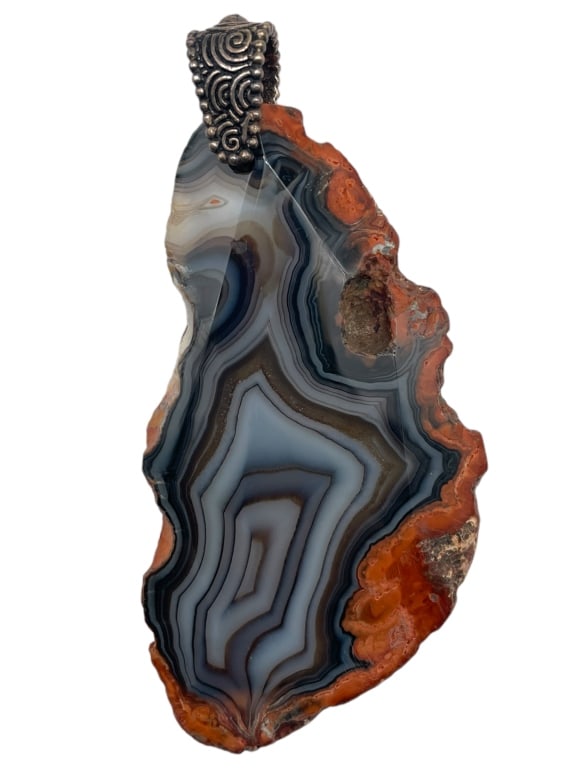 VINTAGE ORCA AGATE PENDANT 3.25": VINTAGE ORCA AGATE PENDANT 3.25" THIS IS A POLISHED SPECIMEN FEATURING CONTRASTING BLACK AND WHITE BANDING WITH SOME PARALLAX THIS CRYSTAL BRINGS A SENSE OF CALMING AND INNER PEACE THESE ENERGIES ALSO