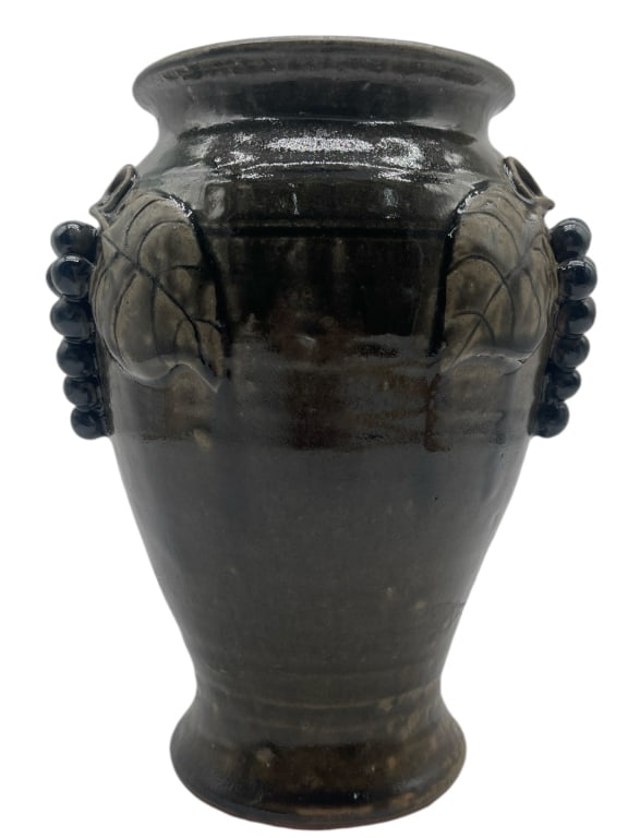 HANDCRAFTED JOHN MEADERS FLORAL VASE 9': -HANDCRAFTED JOHN MEADERS FLORAL VASE 9' -VERY GOOD PREOWNED CONDITION -KG10124