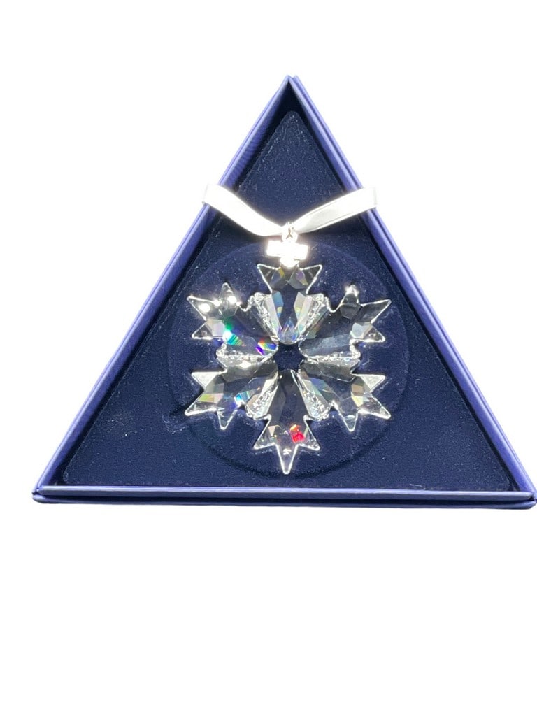 SWAROVSKI CRYSTAL SNOWFLAKE ORNAMENT W BOX 2018: SWAROVSKI CRYSTAL ANNUAL EDITION SNOWFLAKE ORNAMENT W BOX | COLLECTIBLE CRYSTAL SWAROVSKI FIGURINES | COLLECTIBLE HOLIDAY CHRISTMAS XMAS -VERY GOOD CONDITION WITH BOX -DP11124 ***Please note that due 