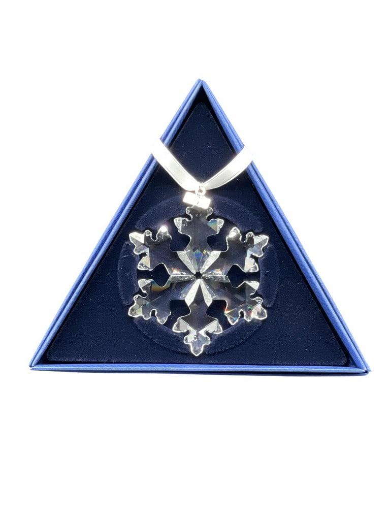 SWAROVSKI CRYSTAL SNOWFLAKE ORNAMENT W BOX 2016: SWAROVSKI CRYSTAL ANNUAL EDITION SNOWFLAKE ORNAMENT W BOX | COLLECTIBLE CRYSTAL SWAROVSKI FIGURINES | COLLECTIBLE HOLIDAY CHRISTMAS XMAS -VERY GOOD CONDITION WITH BOX -DP11124 ***Please note that due 