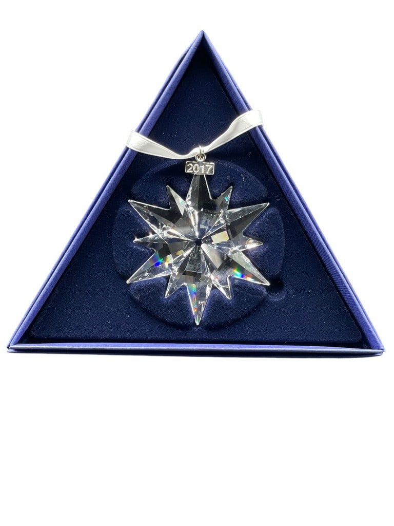 SWAROVSKI CRYSTAL SNOWFLAKE ORNAMENT W BOX 2017: SWAROVSKI CRYSTAL ANNUAL EDITION SNOWFLAKE ORNAMENT W BOX | COLLECTIBLE CRYSTAL SWAROVSKI FIGURINES | COLLECTIBLE HOLIDAY CHRISTMAS XMAS -VERY GOOD CONDITION WITH BOX -DP11124 ***Please note that due 