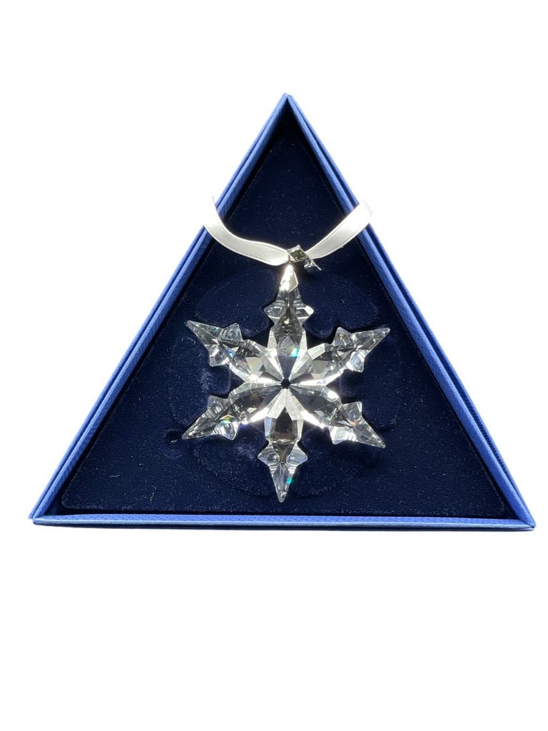 SWAROVSKI CRYSTAL SNOWFLAKE ORNAMENT W BOX 2015: SWAROVSKI CRYSTAL ANNUAL EDITION SNOWFLAKE ORNAMENT W BOX | COLLECTIBLE CRYSTAL SWAROVSKI FIGURINES | COLLECTIBLE HOLIDAY CHRISTMAS XMAS -VERY GOOD CONDITION WITH BOX -DP11124 ***Please note that due 