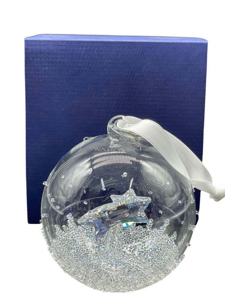 SWAROVSKI CRYSTAL CHRISTMAS ORNAMENT W BOX 2018: SWAROVSKI CRYSTAL ANNUAL EDITION BALL ORNAMENT W BOX | COLLECTIBLE CRYSTAL SWAROVSKI FIGURINES | COLLECTIBLE HOLIDAY CHRISTMAS XMAS -VERY GOOD CONDITION WITH BOX -DP11124 ***Please note that due to li
