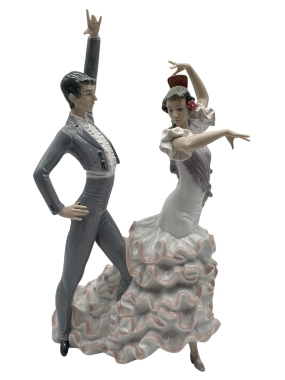 LLARDO BALLROOM DANCER COUPLE PORCELIAN 12": LLARDO BALLROOM DANCER COUPLE PORCELIAN 12" -VERY GOOD PRE OWNED -SIZE H 17" W 10" D 7" -DM92624 Bidders may pick up their items from the auction-house or have their items shipped. Some items q