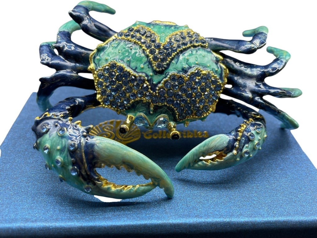 JAY STRONGWATER STYLE JEWELED CRAB TRINKET BOX NWB: JAY STRONGWATER STYLE JEWELED CRAB TRINKET BOX NWB -NEW WITH BOX -SIZE 4.3" APPROX Bidders may pick up their items from the auction-house or have their items shipped. Some items qualify for in-