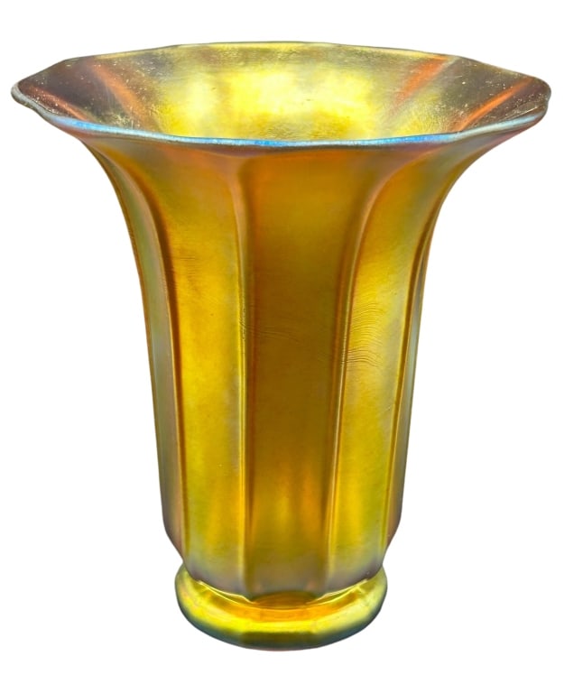 STEUBEN GOLD AURENE GLASS VASE 5.75": STEUBEN GOLD AURENE GLASS VASE 5.75" H APPROX VERY GOOD PREOWNED CONDITON KK 926 #11 Bidders may pick up their items from the auction-house or have their items shipped. Some items qualify for i
