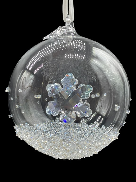 NEW! NIB SWAROVSKI CHRISTMAS BALL ORNAMENT: NEW! NIB SWAROVSKI CHRISTMAS BALL ORNAMENT -NEW CONDITION -JA 102124 FRONT