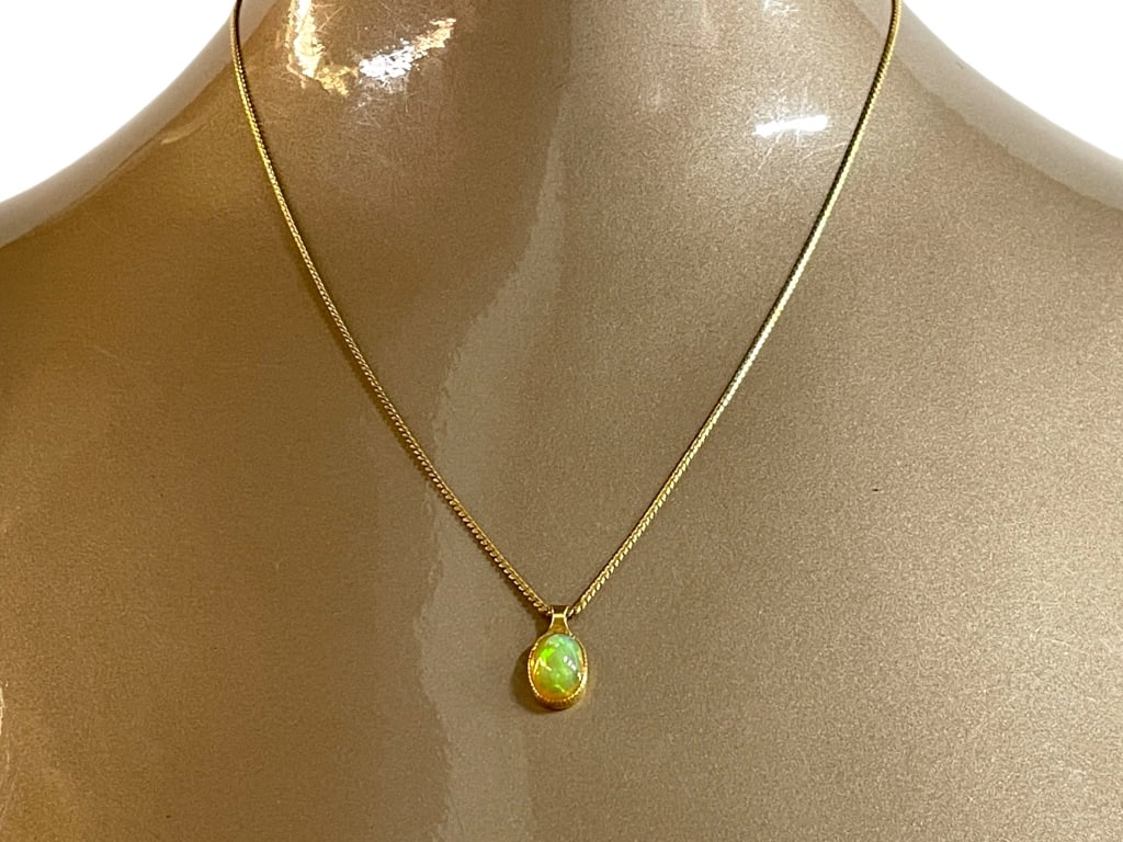 18K GOLD CHAIN NECKLACE WITH OPAL PENDANT (1 of 5)