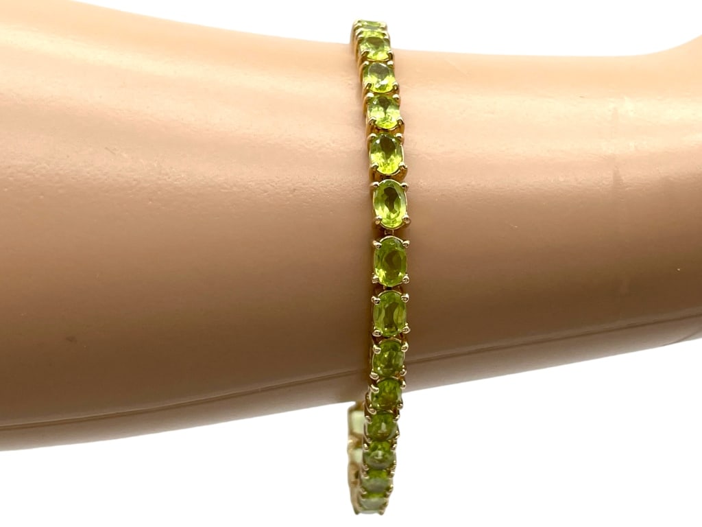 925 GOLD BRACELET WITH GREEN SEMI PRECIOUS STONES: 925 GOLD BRACELET WITH GREEN SEMI PRECIOUS STONES -LABELED 925 -8" LONG -VERY GOOD PRE OWNED CONDITION -JA 102524 FRONT Bidders may pick up their items from the auction-house or have their item