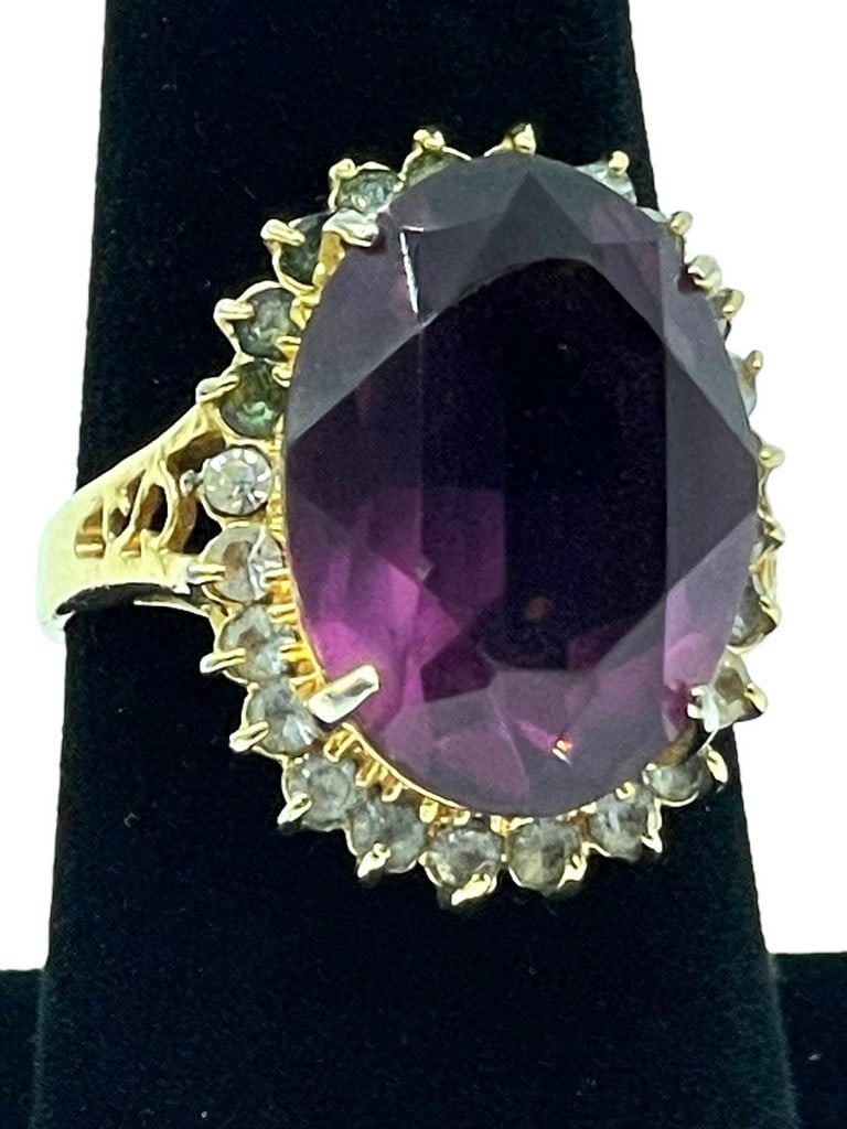 18K HGE AND GEMSTONE STATEMENT RING SZ 7.5: 18 K HGE AND GEMSTONE STATEMENT RING -SIZE 7.5 -VERY GOOD PRE OWNED CONDITION -DP102924 ***Please note that due to limited storage space, all items must be picked up within 14 days of the auction's co