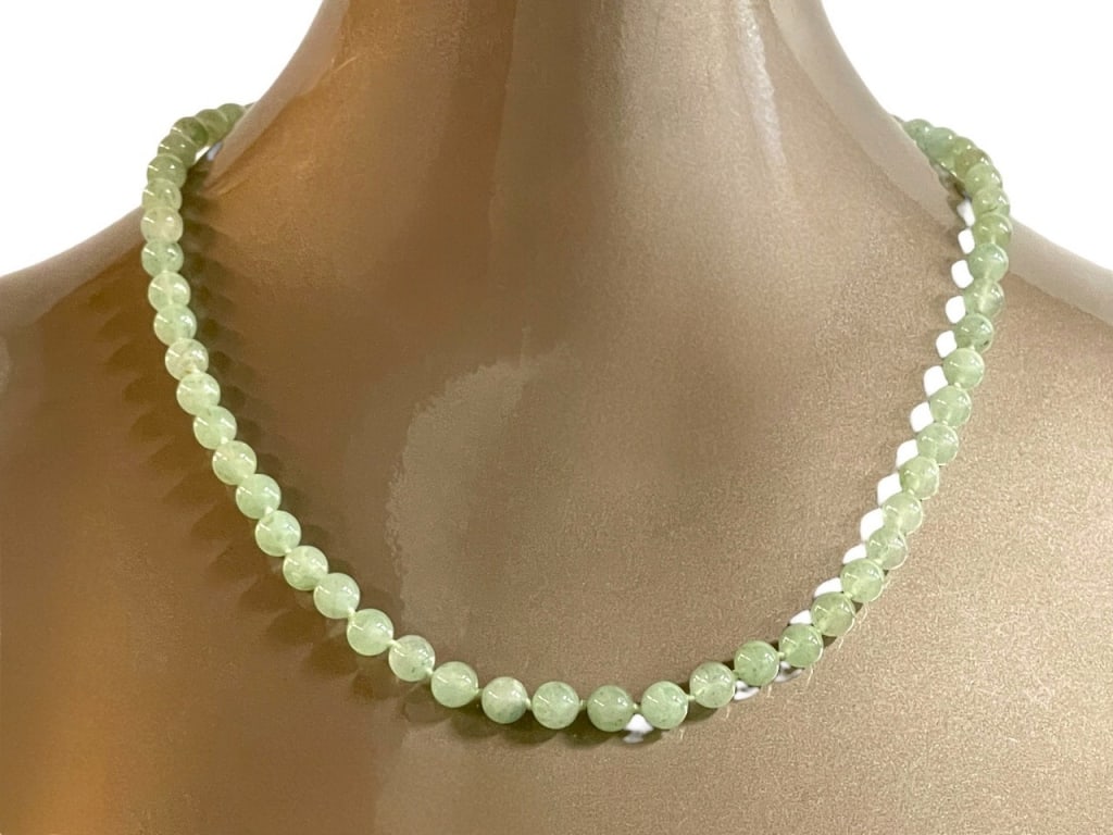 VINTAGE ASIAN JADE BEADED NECKLACE 22": VINTAGE ASIAN JADE BEADED NECKLACE WITH GOLD CLASP -22" TOTAL LENGTH -VERY GOOD PRE OWNED CONDITION -DP103024 ***Please note that due to limited storage space, all items must be picked up within 14 da