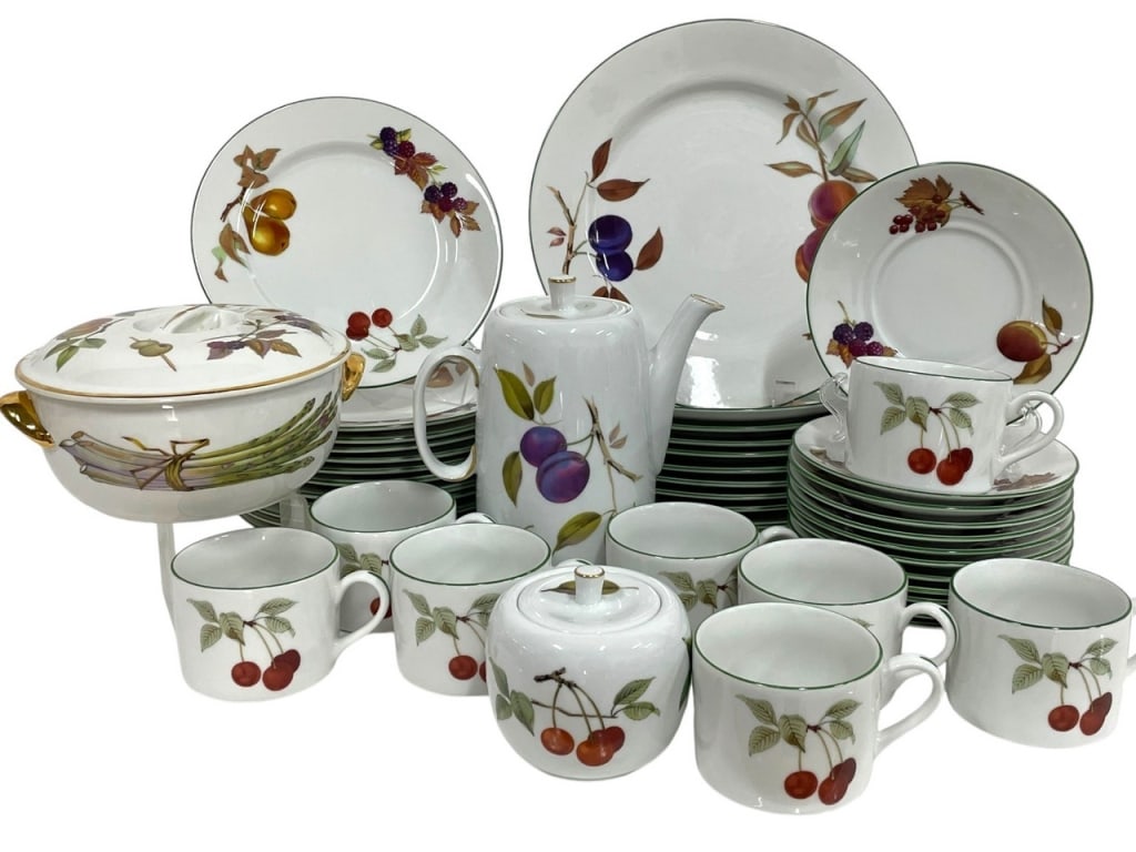 43 PIECE ROYAL WORCESTER  EVASHAM VALE DINNERWARE (1 of 9)