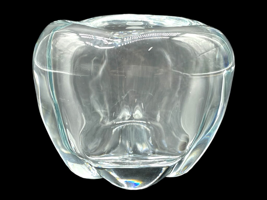 TIFFANY & CO. CRYSTAL APPLE JAM JAR: TIFFANY & CO. CRYSTAL APPLE JAM JAR -VERY GOOD PRE OWNED CONDITION -TIFFANY & CO. STAMP -APPROX 3.5" X 3" -JA 110724 #23 ***Please note that due to limited storage space, all items must be picked up w